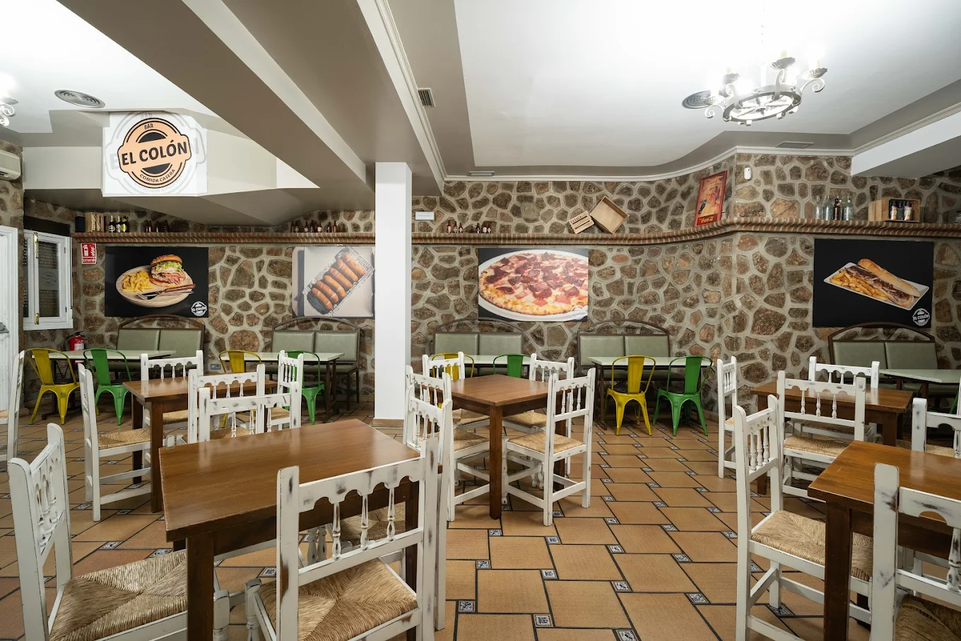 Interior cálido de El Colón Bar en Los Yébenes